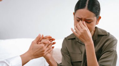 Destekleyici ve rahatlatıcı eller depresif hastayı neşelendiriyor ya da empati kurarak stres yapıyor. Psikolog, Vivancy Kliniği 'nde stresli ve üzgün bir hastaya güven veriyor..