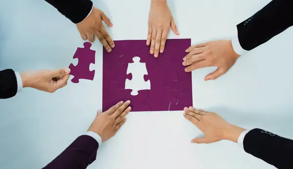 企业团队拼凑拼图的顶部视图全景横幅象征着人力资源招聘和求职者背景下的企业合作伙伴关系和集体团队合作 Shrewd — 图库照片