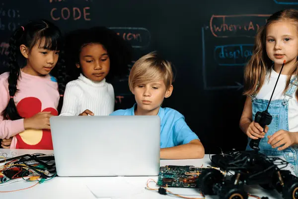 Классе Учащийся Stem Изучает Программирование Робототехники Умные Дети Смотрят Ноутбук — стоковое фото