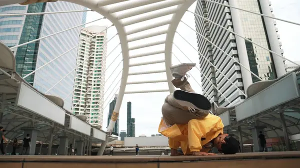 Låg Vinkel Kamera Asiatisk Hipster Praxis Bryta Dansande Fotsteg Eller — Stockfoto