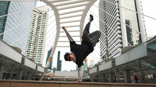 Tinerii Hipster Asiatic Arată Pașii Centrul Orașului Înconjurați Oameni Dansatorul — Fotografie, imagine de stoc