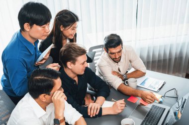 Bir grup farklı ofis çalışanı şirket ofis odasında stratejik iş pazarlama planlamasında birlikte çalışıyor. İş yeri konseptinde pozitif takım çalışması. Tedbirli