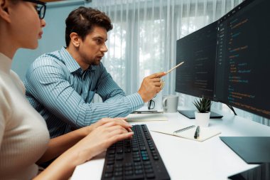 Takım becerisi geliştiricileri programı en yeni kodlama yaratıcı web sitesi planlama yazılım projesini iki bilgisayar ekranında düşünerek, ofiste tam yığın veri analizi ile karşılaştırıldığında. Varsayım.