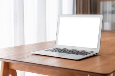Tasarımınız için mod bilgisayardaki beyaz boş ekran monitör ekranında maket yapın