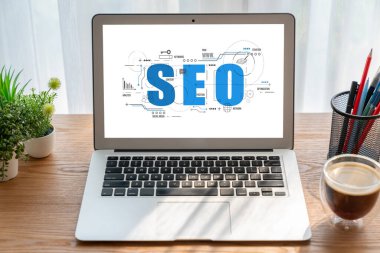 Model e-ticaret için SEO arama motoru optimizasyonu ve bilgisayar ekranında gösterilen çevrimiçi perakende işi