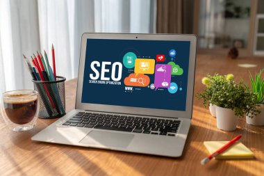 Model e-ticaret için SEO arama motoru optimizasyonu ve bilgisayar ekranında gösterilen çevrimiçi perakende işi