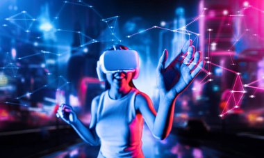 Meta 'daki siber punk tarzı binalarda duran bulanık kadın metaevrene bağlı VR kulaklık takıyor, gelecekteki siber uzay topluluğu teknolojisi. Kadın sanal gerçekliğe dokunmak için el kullanıyor. Halüsinasyon.