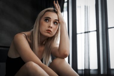 Kritik depresyon ve anksiyete bozukluğu olan genç bir kadın, yalnızlık, akıl hastalığı, ya da istenmeyen hamilelik, karanlık yatak odasında kendine sarılıyor. Bunaltıcı olumsuz düşünce. Blithe