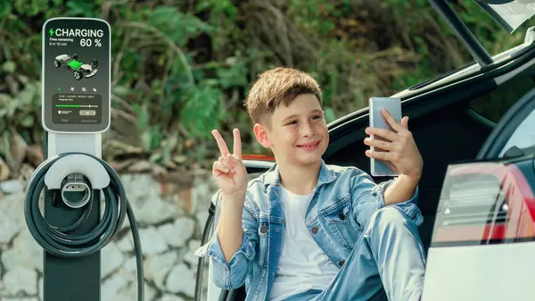 Menino Sentado Porta Malas Carro Tirando Selfie Usando Smartphone Enquanto — Fotografia de Stock