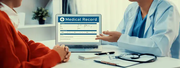 笔记本电脑在医院预约医生的模糊背景下显示病人健康状况的医疗报告或诊断结果 医疗咨询和保健治疗 Panorama Rigid — 图库照片