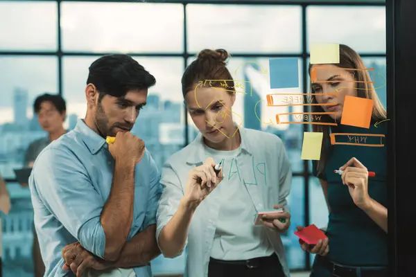 Smart Business Team Arbeitet Zusammen Brainstorming Idee Glaswand Gruppe Von — Stockfoto