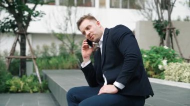 Yatırımcılarla pazarlama stratejisi hakkında konuşurken parkta oturan işadamlarının yan görünüşü. Kafkas yönetici müdürü artan satışlar ya da Eko City 'de başarılı bir proje arıyor. Yaşam tarzı. Urbane