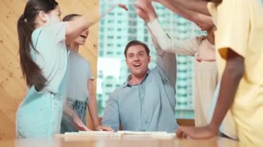 Kafkas öğretmeni ve çeşitli çocuklar başarılı bir projeyi kutlamak ya da sınıfta teşvik etmek için el ele tutuşuyorlar. Aşkı, şirketi, takım çalışmasını, birlikteliği ve birliği temsil et. Öğretim