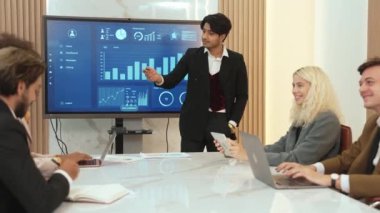 Analist ekibiyle ofis veya süs toplantı odasında yapılan sunum, başarılı bir ticari yatırım başarısı elde ettikten sonra mali verileri analiz etmek için BI Fintech 'i kullandı..