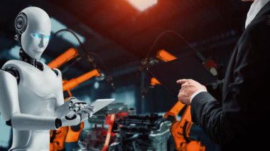 XAI Siber Endüstri Robotu ve insan işçileri gelecekteki fabrikada birlikte çalışıyorlar. Sanayi devrimi ve otomasyon üretim süreci için yapay zeka kavramı.
