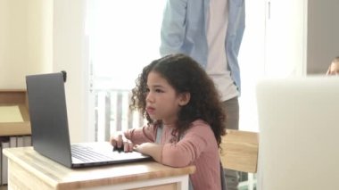 Kafkasyalı öğretmen Amerikan öğrenci kodlama mühendisliğine yardım ederken çeşitli öğrenciler yapay zeka yazılımı kullanıyor. Akıllı çekici çocuklar oturuyor ve programlıyor. Eğitim. Pedagoji.