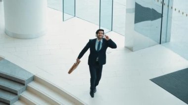İş adamı kapıda dans ederken kulaklıkla şarkı dinler. Yöneticinin başarılı bir projeyi kutlamak için müziğe yönelmesi ya da terfi alma ve satışları artırma konusunda iyi haberler. Sevinçli..