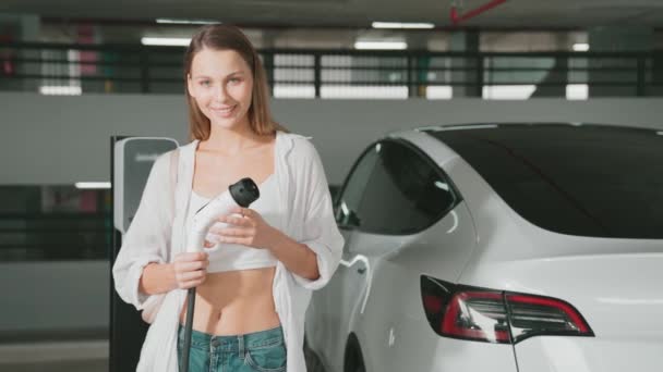 Повільний Рух Жінка Щаслива Посміхається Подорожувати Електричний Автомобіль Покупки Центру — стокове відео