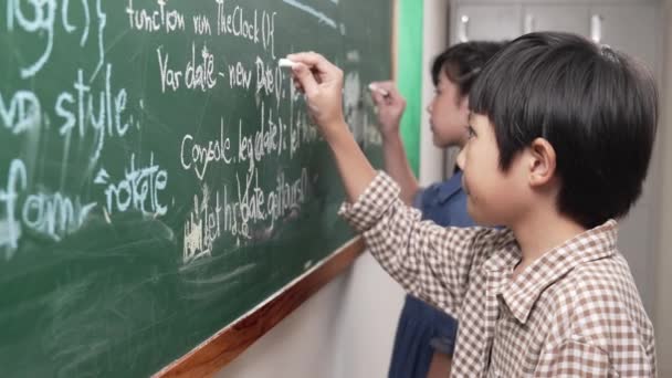 Asian Boy Learning Coding Engineering Prompt Sistema Programación Para Generar — Vídeos de Stock