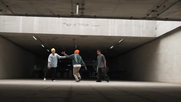 Dansçılar Dans Ederken Bir Grup Hippi Dondurucu Poz Veriyor Profesyonel — Stok video