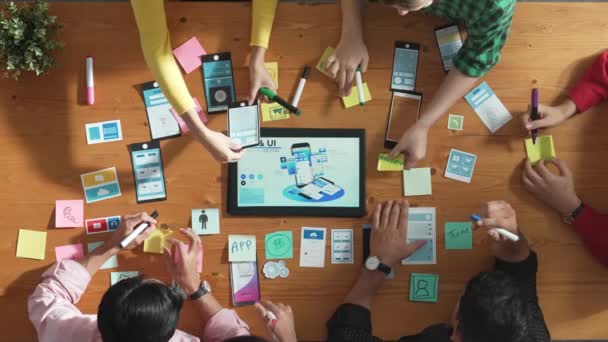 程序员与软件开发人员共享Ux Ui的手机接口设计思想 而设计者则在贴纸上书写思想 启动团队开发线框原型 时间流逝 — 图库视频影像