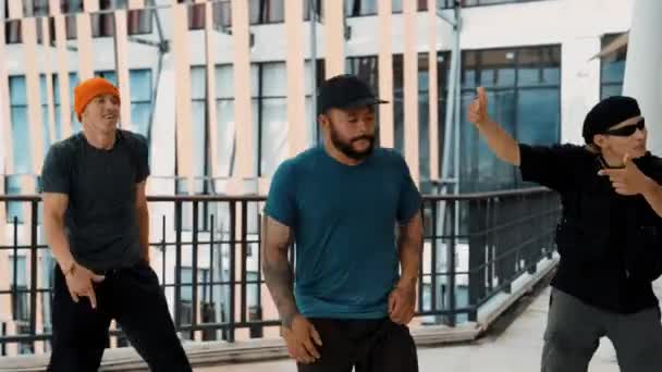 Hip Hop Dança Equipe Break Dance Enquanto Amigo Multicultural Cercado — Vídeo de Stock