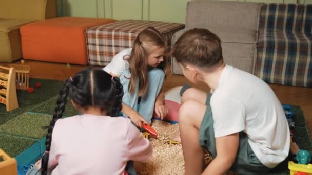 Различные Умные Студенты Играют Песочницу Игровой Комнате Мультикультурные Дети Играют — стоковое видео