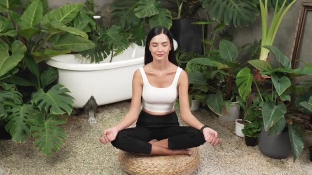 Jovem Fazendo Ioga Matinal Meditação Jardim Natural Com Folha Planta — Vídeo de Stock