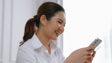 Kadın alışverişi ya da internet pazarında online ödeme modern yaşam tarzı için satılık eşyalar arıyor ve canlı siber güvenlik yazılımı tarafından korunan cüzdandan çevrimiçi ödeme için kredi kartı kullanıyor