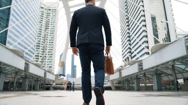 Şehir manzarasıyla çevrili merdivenlerden çıkan işadamlarının bacakları. Hırslı proje yöneticisinin modern inşaatta zorlu bir iş ya da yatırım fırsatı bulması. Urbane.