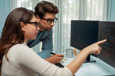 Takım becerisi geliştiricileri programı en yeni kodlama yaratıcı web sitesi planlama yazılım projesini iki bilgisayar ekranında düşünerek, ofiste tam yığın veri analizi ile karşılaştırıldığında. Varsayım.