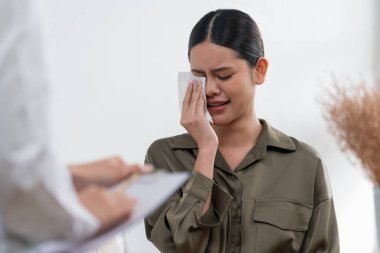 Ruh sağlığı için psikolog, depresyon ya da yaşam başarısızlığından sonra keder tedavisi gören üzgün bir kadın. Hayal kırıklığına uğramış genç bir kadın ofisteki duygular hakkında bir psikologla konuşuyor.