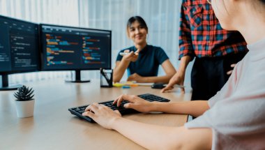 Genç profesyonel web sitesi geliştiricisi ve kooperatif bilgisayar mühendisi ekip modern toplantı odasında program yazma ve kodlama fikri üzerinde kafa yoruyor ve paylaşıyorlar. Takım çalışması konsepti. - Yakın çekim. Filizlenen.