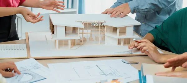 Equipo Profesional Arquitectos Discutiendo Sobre Diseño Casa Los Materiales Interiores —  Fotos de Stock
