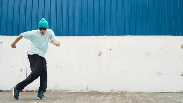 Motion Shots Youthful Hipster Moving Lively Groove Street Inglés Coreógrafo —  Fotos de Stock