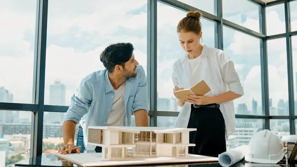 Команда Квалифицированных Инженеров Архитекторов Обсуждает Строительство Моделей Домов Smart Interior — стоковое фото