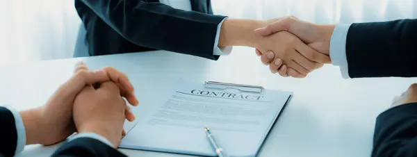 Twee Bedrijfsleiders Schudden Hand Hand Directiekamer Verzegelen Overeenkomst Fuseren Twee — Stockfoto