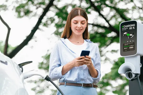 Jeune Femme Utilisant Smartphone Application Bancaire Ligne Pour Payer Charge — Photo