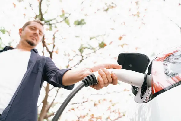 Mann Lädt Batterie Für Elektroauto Während Herbstliche Roadtrip Elektroauto Herbstlichen — Stockfoto