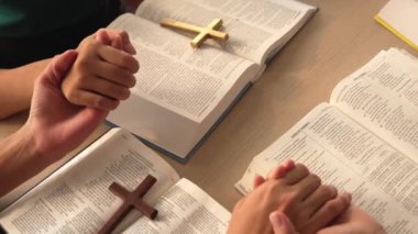 Hristiyan katolik takipçilerle dinsel bağlılık ve maneviyat duygusu doludur. Ağır çekimde Hıristiyan insanlar birlikte dua ederken el ele tutuşup grup duası yapıyorlar. Filizlenen