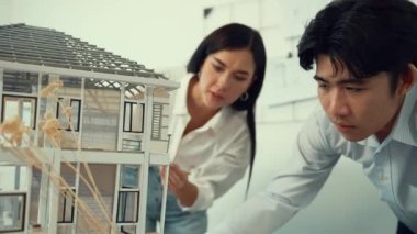 Profesyonel kooperatif beyaz mimar mühendis ekibi ev modelini dikkatle incelerken beyaz modern ofisteki model yapısı hakkında tartışırlar. Yaratıcı karar ve takım çalışması. - Yakın çekim. Tertemiz..
