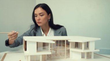 Modern ofisteki ölçü evinin uzunluğunu ölçmeye odaklanan profesyonel güzel mimar mühendisi iç tasarım için yapı analizi yaparken yakın plan yapın. İş tasarımı. Tertemiz..