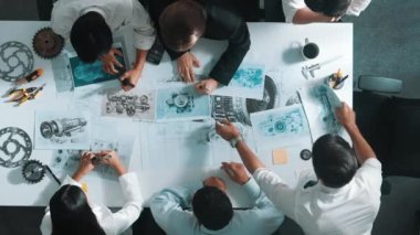 Türbin motor tasarımını gösteren ve hakkında konuşan yetenekli mühendisin en alt görüşü. Yetenekli tasarımcı veya teknisyen grubunun hava görüşü elektronik jeneratör inşaatını açıklıyor. Hizalama.