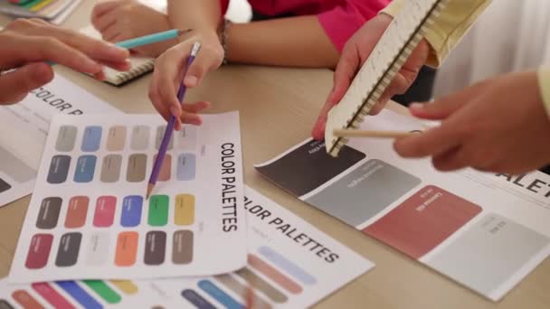 노트북에 새로운 디자인 레이아웃을 작성하고 클라이언트가 프로젝트를 감독하는 색상을 선택하는 — 비디오