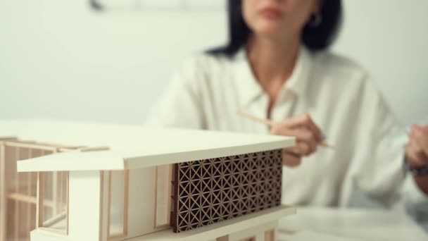 초점을 삼각형 스케일 하우스 모델을 사용하여 엔지니어 건축가의 사무실에서 길이에 — 비디오