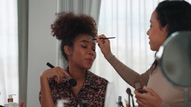Dos Mujeres Influencer Disparar Transmisión Vivo Vlog Revisión Vídeo Maquillaje — Vídeos de Stock