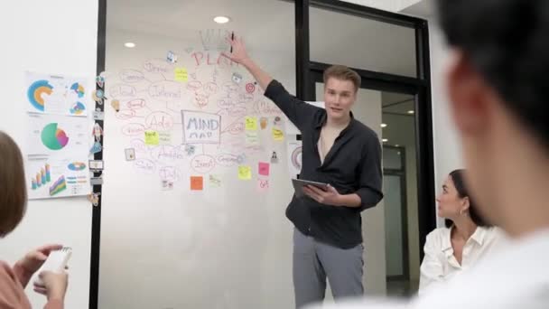 Επαγγελματίας Ηγέτης Των Αρσενικών Παρουσιάζει Start Project Αυτοπεποίθηση Χρησιμοποιώντας Glass — Αρχείο Βίντεο
