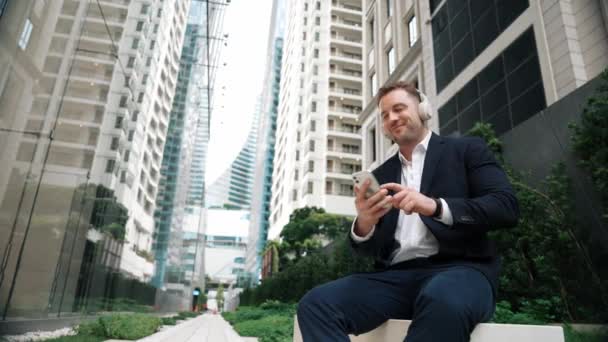 Kaukasischer Geschäftsmann Hört Entspannende Musik Während Sein Handy Der Hand — Stockvideo