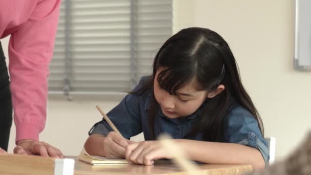 Азіатська Дівчина Пише Або Записує Коли Вчитель Перевіряє Уроки Кавказький — стокове відео
