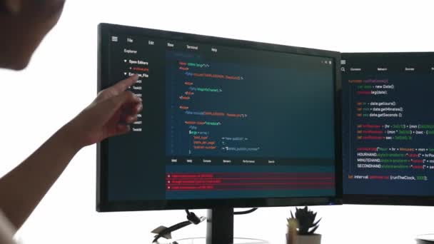 コンピュータプログラミングのためのスローモーションバックエンドソフトウェア開発エンジニアは コンピューティングコードをデバッグし オフィスのモニターに表示される複雑なアルゴリズムを解決します バージョニング — ストック動画
